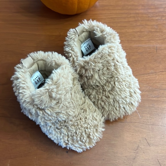 Baby Gap Sherpa booties - Picture 1 of 4